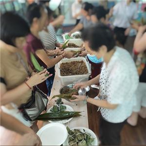 De Dragon Boat Festival-activiteiten om rijstknoedels in te pakken