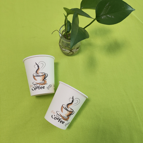 De papieren bekers zijn verpakt en klaar om te worden verzonden